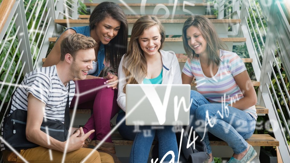 Lernende Studierende auf einer Treppe sitzend