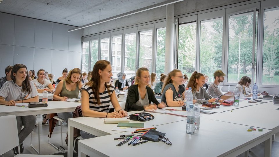 viele Studierende an Tischen im Unterricht