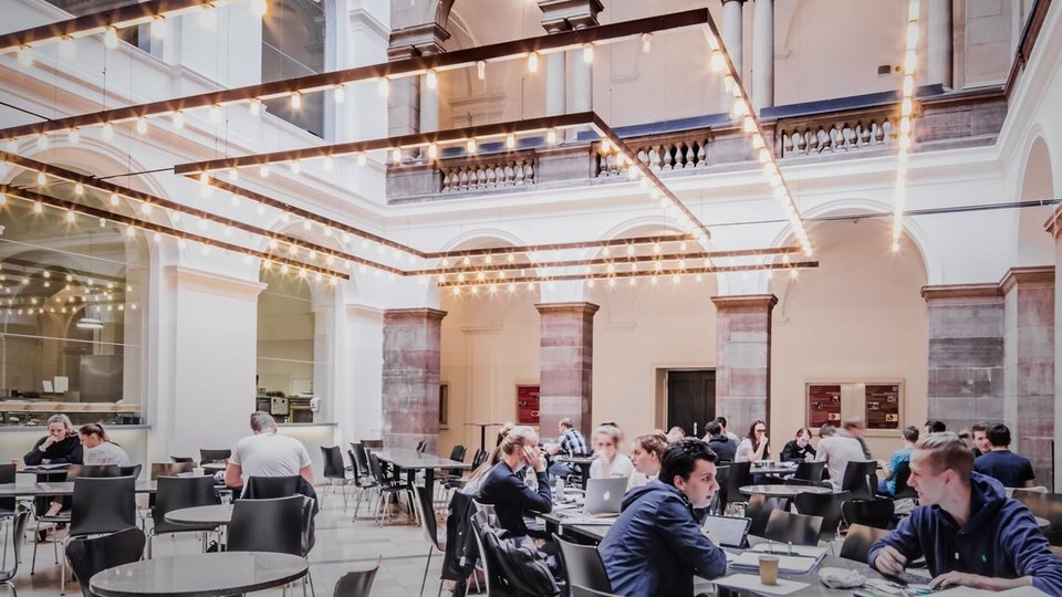 Studierende an der Hochschule für Technik Stuttgart