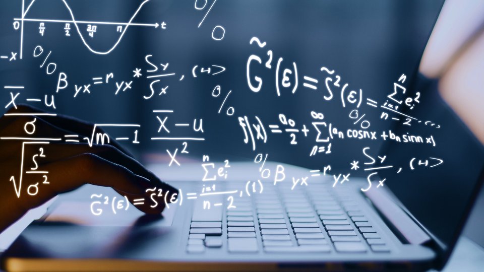 Hände benutzen Laptop mit mathematischen Formeln